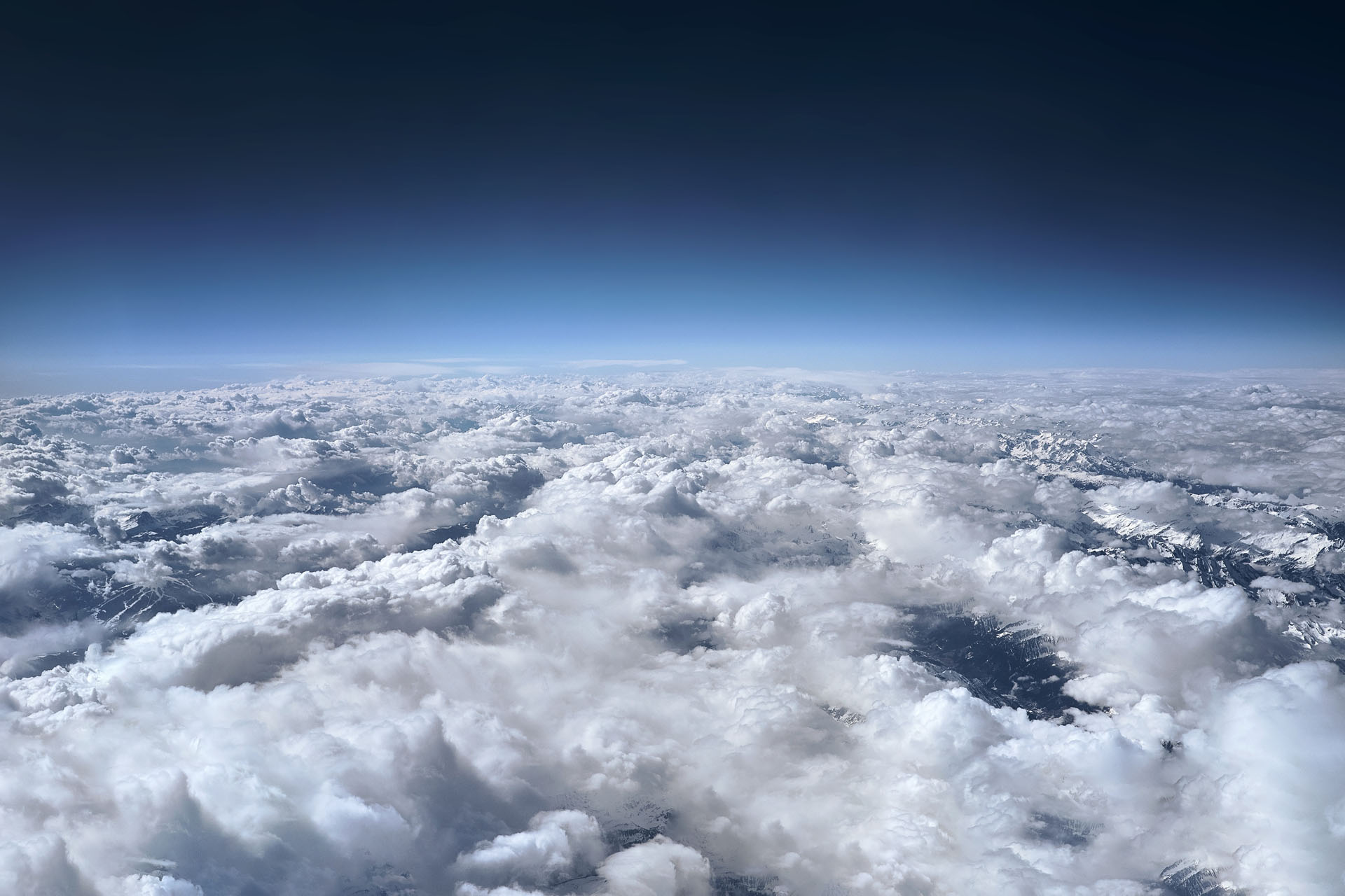 Luftaufnahme_Wolken-Gebirge