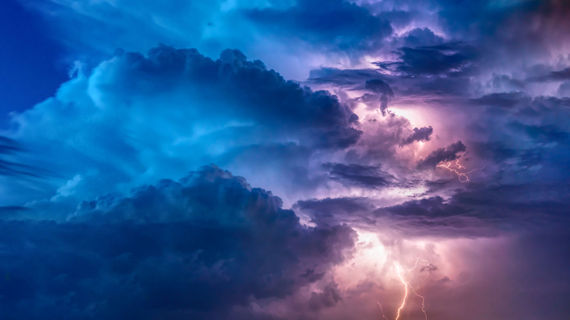 Wolken-blau-Gewitter-rosa-s